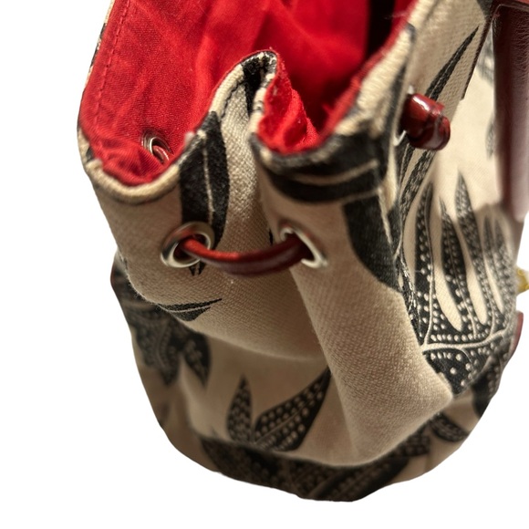 Victoria’s Secret canvas tote in cream with green leaves - Picture 8 of 9